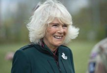 Camilla admits having 'half a hug' with grandchildren (Report)