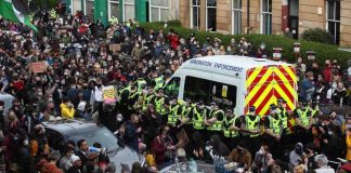 Men detained by Home Office released after face off with protesters in Glasgow (Report)