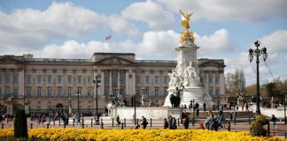 Buckingham Palace banned ‘coloured immigrants’ from clerical jobs in 1960s, papers reveal (Report)