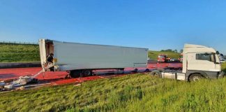 English road left looking like a ‘horror film’ after tomato puree spillage (Report)